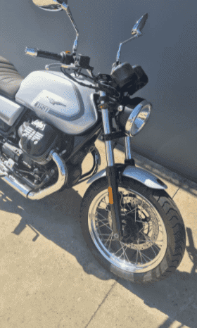 
								2021 Moto Guzzi V7 Special full									